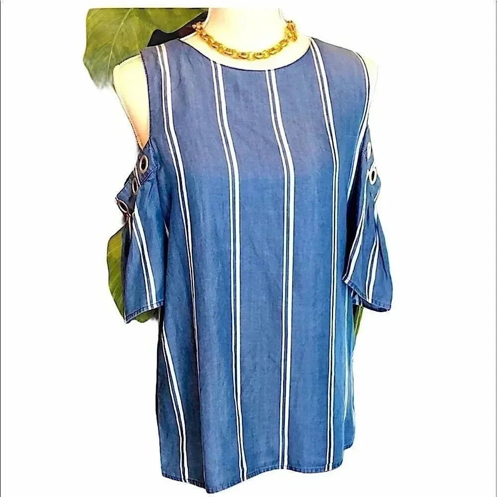 𝅺Appraisal blue and white cold shoulder top S NWT‎